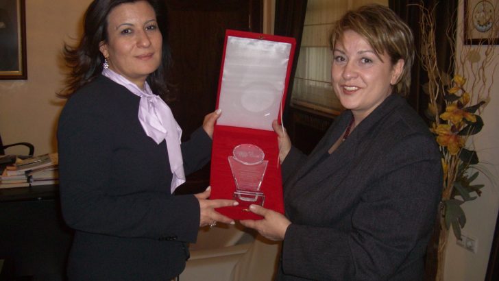 DEVLET BAKANI Sn.NİMET ÇUBUKÇU’YA PLAKETİNİ TAKDİM ETTİK.