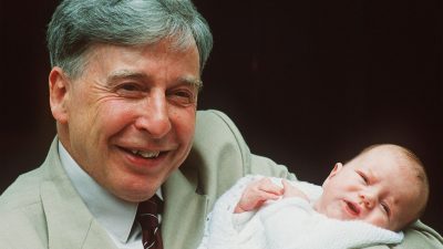 Tüp Bebek tedavisinin yaratıcısına verilen Nobel Ödülü Vatikan tarafından Kabul edilmemiş